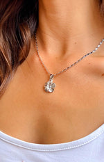 Skylee Silver Flower Necklace Image